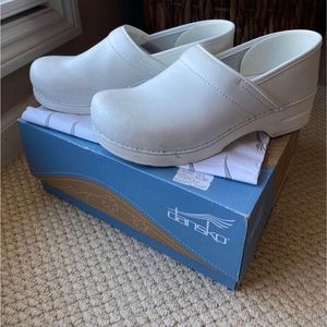 Size 42 wide
Nursing dansko shoes

Great comfortable  shoes for nursing